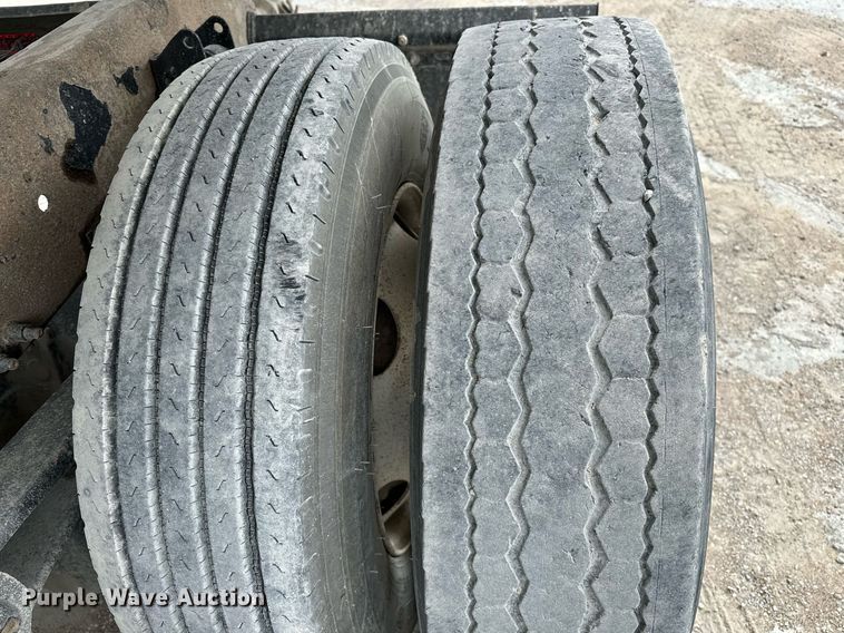 image for item OG9013 2006 Volvo VNL  semi truck