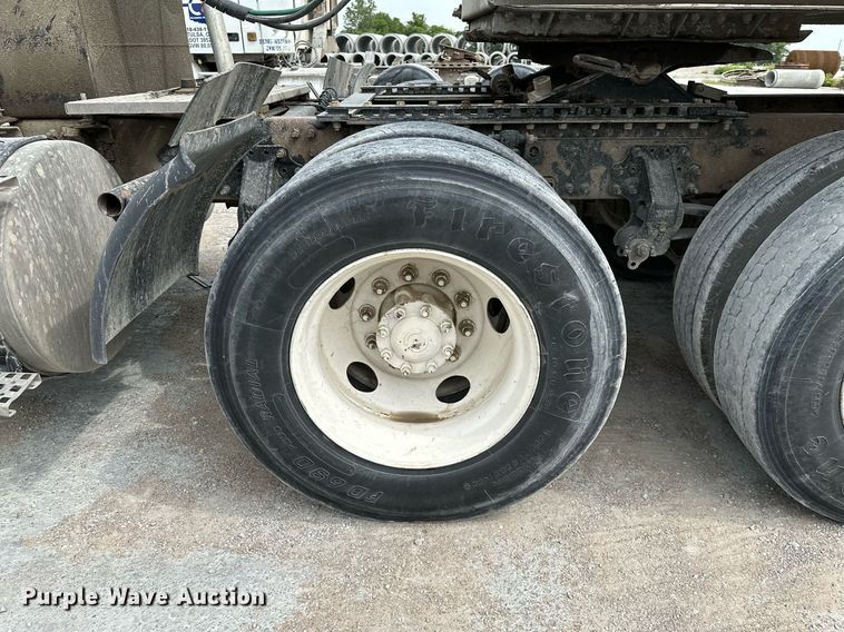 image for item OG9013 2006 Volvo VNL  semi truck