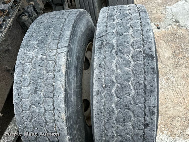 image for item OG9013 2006 Volvo VNL  semi truck