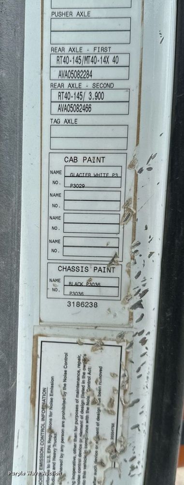 image for item OG9013 2006 Volvo VNL  semi truck