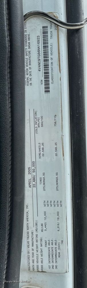 image for item OG9013 2006 Volvo VNL  semi truck