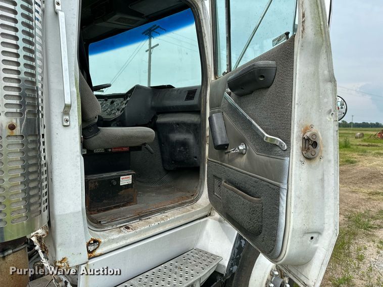 image for item OG9024 1992 Ford LTA9000  semi truck