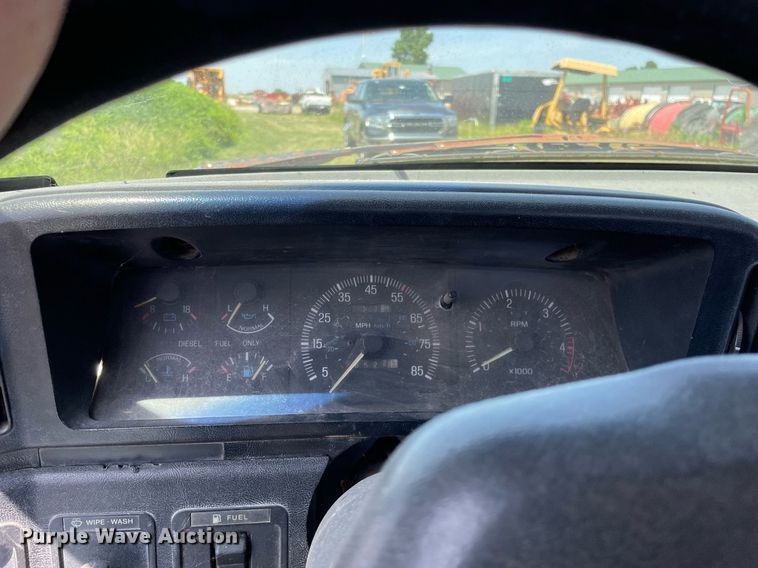 image for item DL3782 1989 Ford F-Super Duty  tow truck