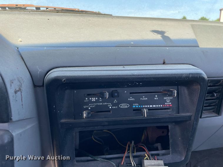 image for item DL3782 1989 Ford F-Super Duty  tow truck