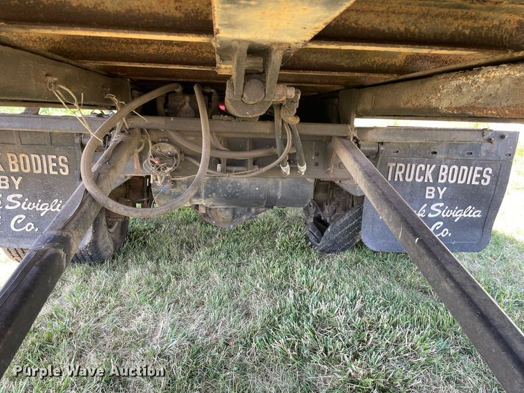 image for item DL3782 1989 Ford F-Super Duty  tow truck