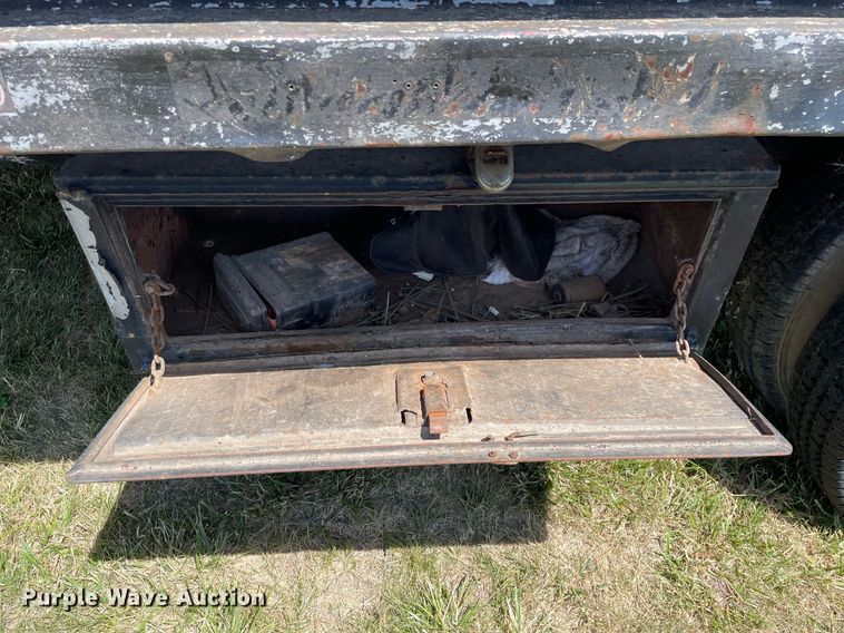 image for item DL3782 1989 Ford F-Super Duty  tow truck