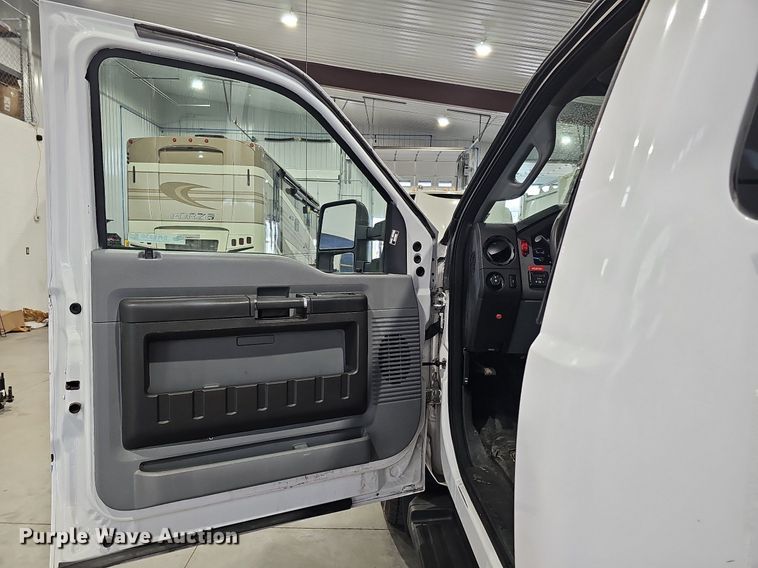 image for item DM8030 2014 Ford F550 Super Duty  tow truck