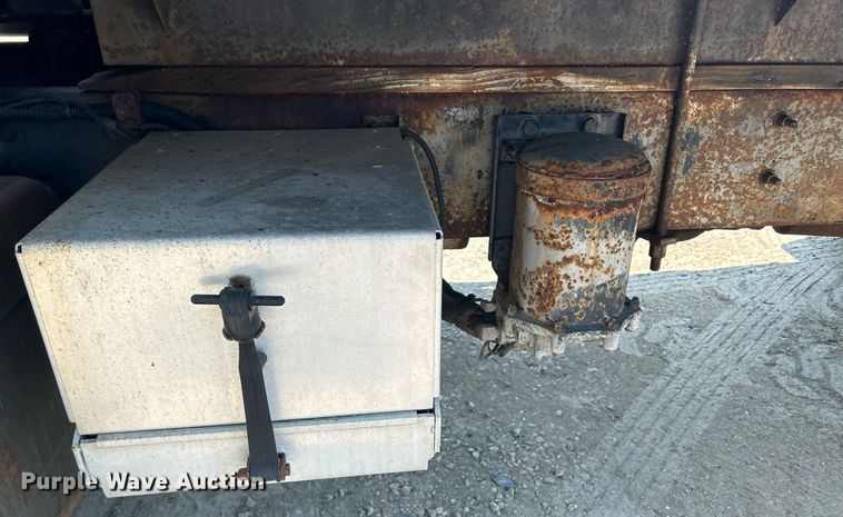 image for item DR4711 1997 Freightliner FL70  flatbed truck