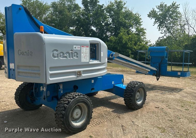 image for item DR4716 2000 Genie S-40  boom lift
