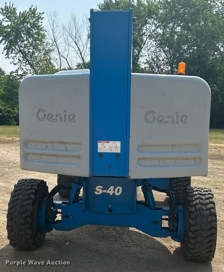 image for item DR4716 2000 Genie S-40  boom lift