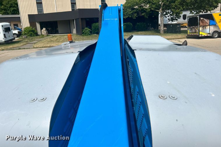 image for item DR4716 2000 Genie S-40  boom lift