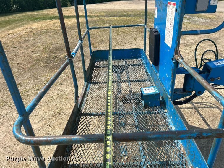 image for item DR4716 2000 Genie S-40  boom lift