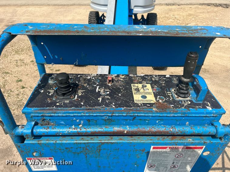 image for item DR4716 2000 Genie S-40  boom lift