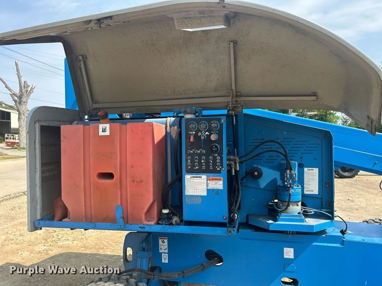 image for item DR4716 2000 Genie S-40  boom lift