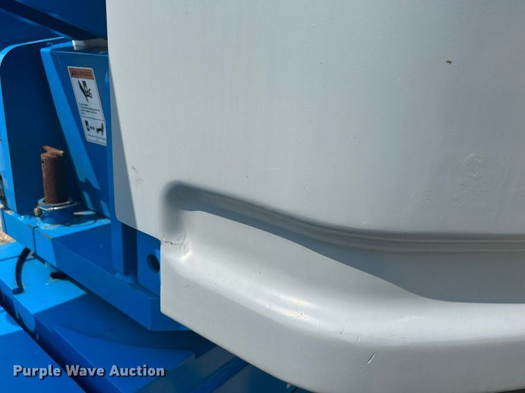 image for item DR4716 2000 Genie S-40  boom lift