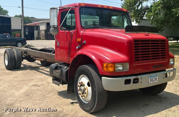 image for item DR4717 1999 International 4700  truck cab and chassis