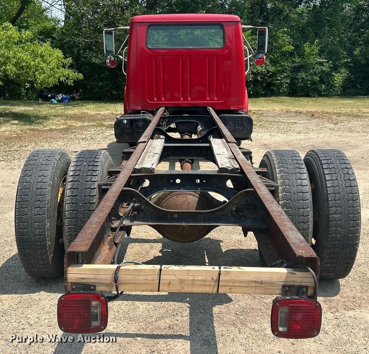 image for item DR4717 1999 International 4700  truck cab and chassis