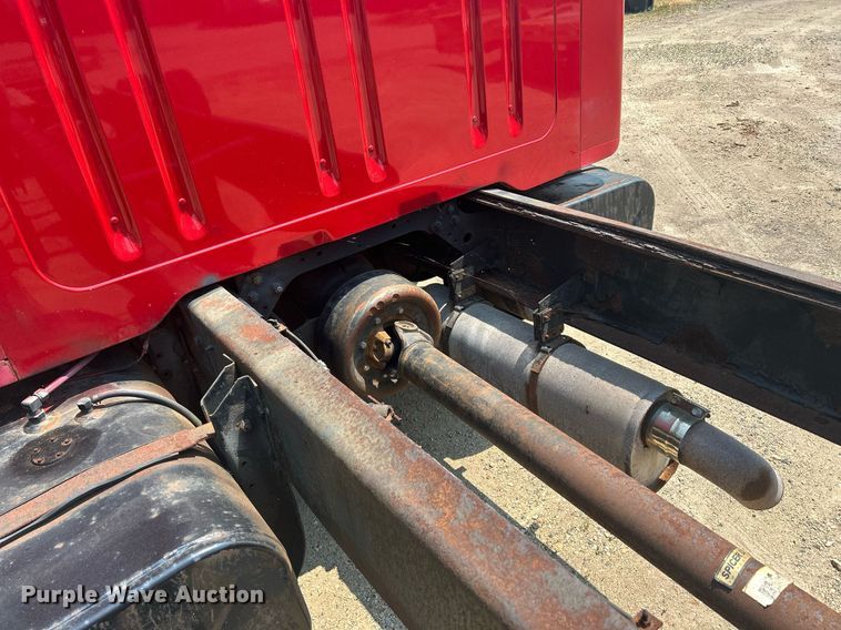 image for item DR4717 1999 International 4700  truck cab and chassis