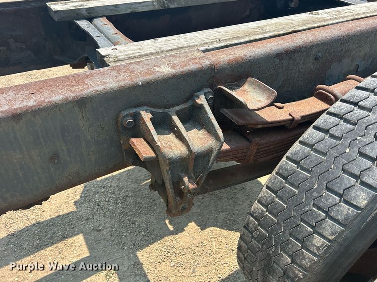 image for item DR4717 1999 International 4700  truck cab and chassis