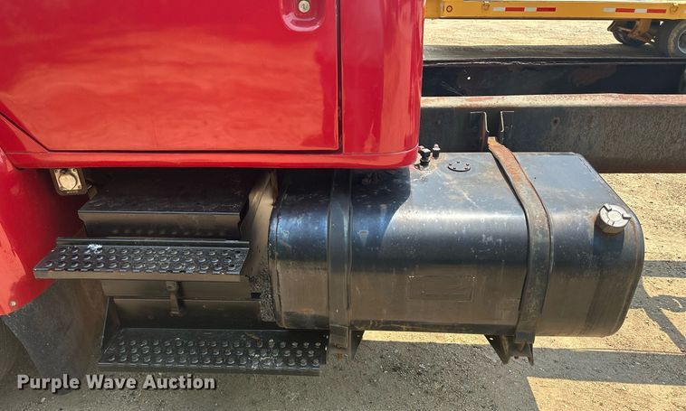 image for item DR4717 1999 International 4700  truck cab and chassis