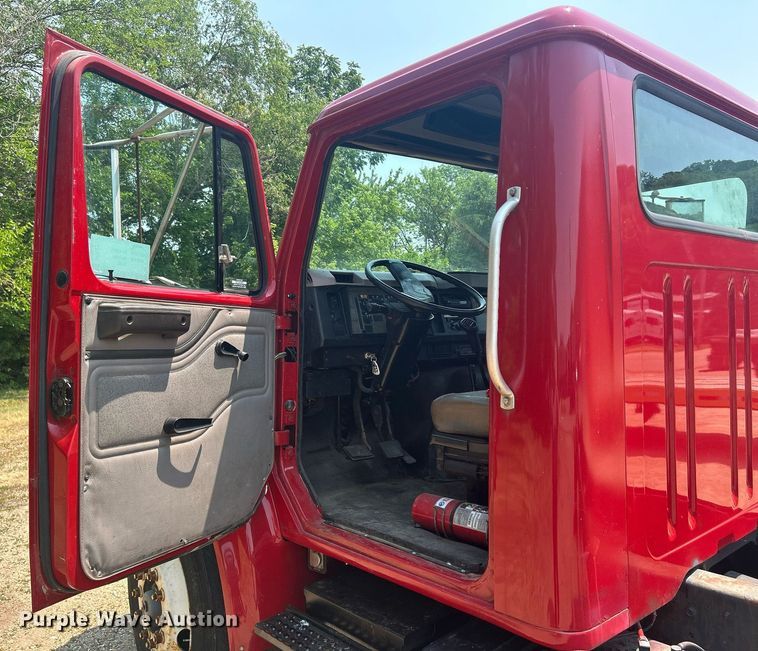 image for item DR4717 1999 International 4700  truck cab and chassis