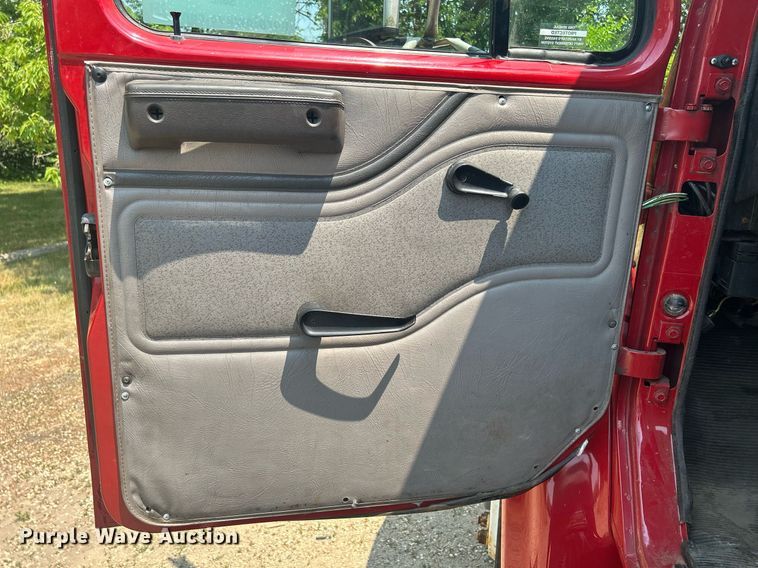 image for item DR4717 1999 International 4700  truck cab and chassis