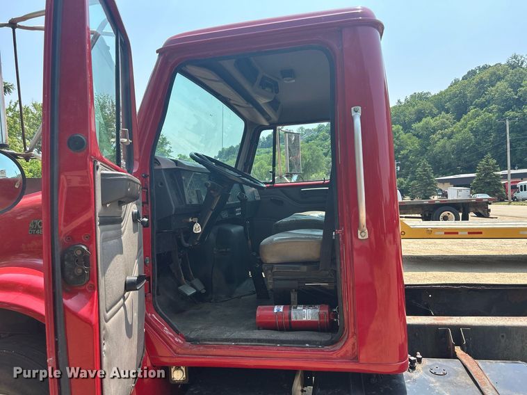image for item DR4717 1999 International 4700  truck cab and chassis