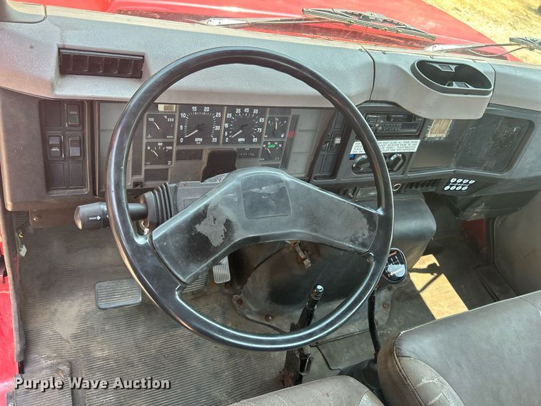 image for item DR4717 1999 International 4700  truck cab and chassis