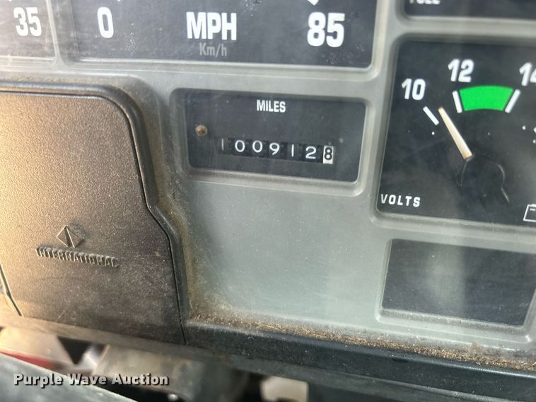 image for item DR4717 1999 International 4700  truck cab and chassis