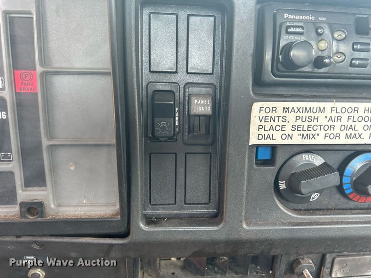 image for item DR4717 1999 International 4700  truck cab and chassis