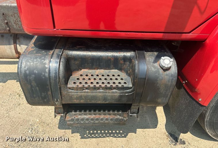 image for item DR4717 1999 International 4700  truck cab and chassis