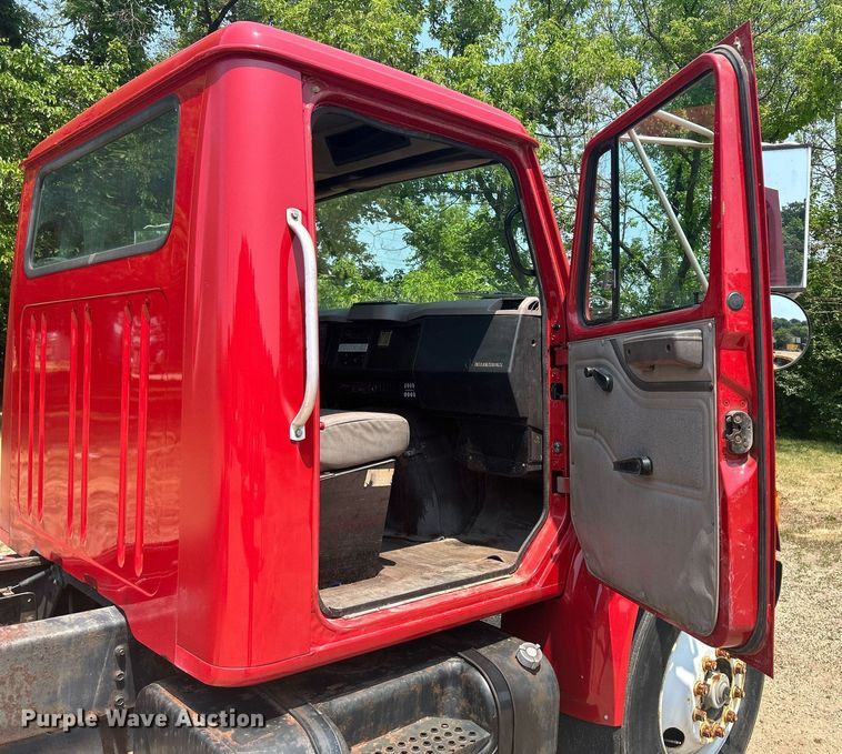 image for item DR4717 1999 International 4700  truck cab and chassis