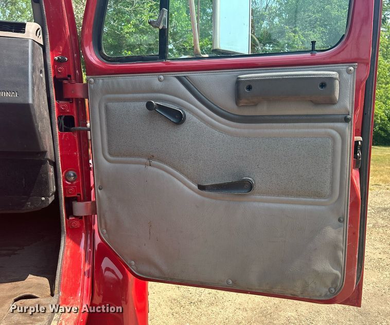 image for item DR4717 1999 International 4700  truck cab and chassis