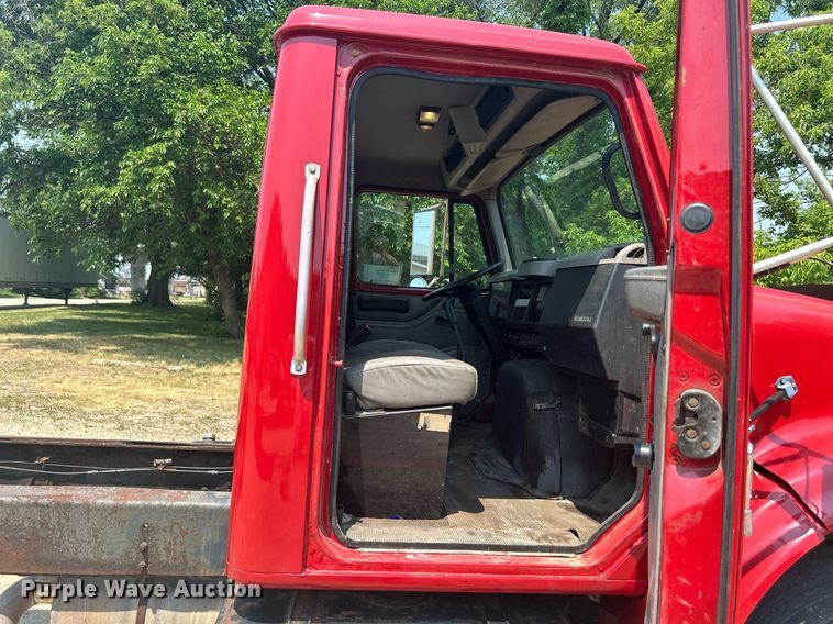 image for item DR4717 1999 International 4700  truck cab and chassis