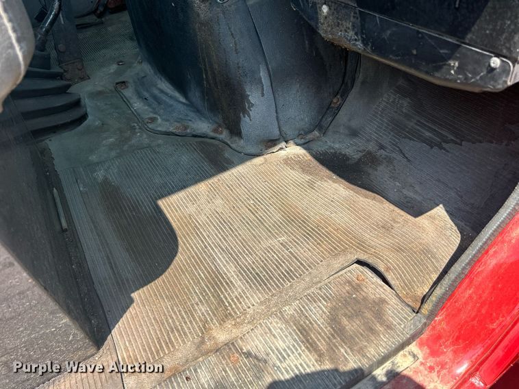 image for item DR4717 1999 International 4700  truck cab and chassis