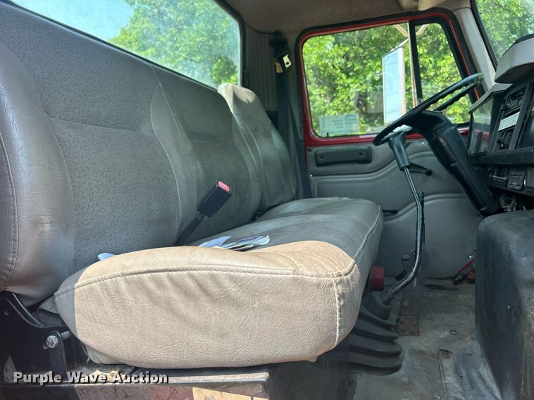 image for item DR4717 1999 International 4700  truck cab and chassis