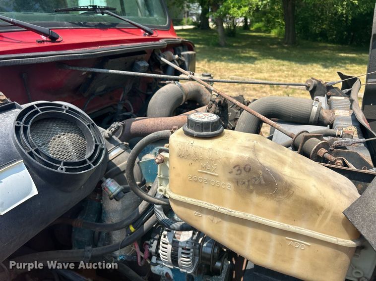 image for item DR4717 1999 International 4700  truck cab and chassis