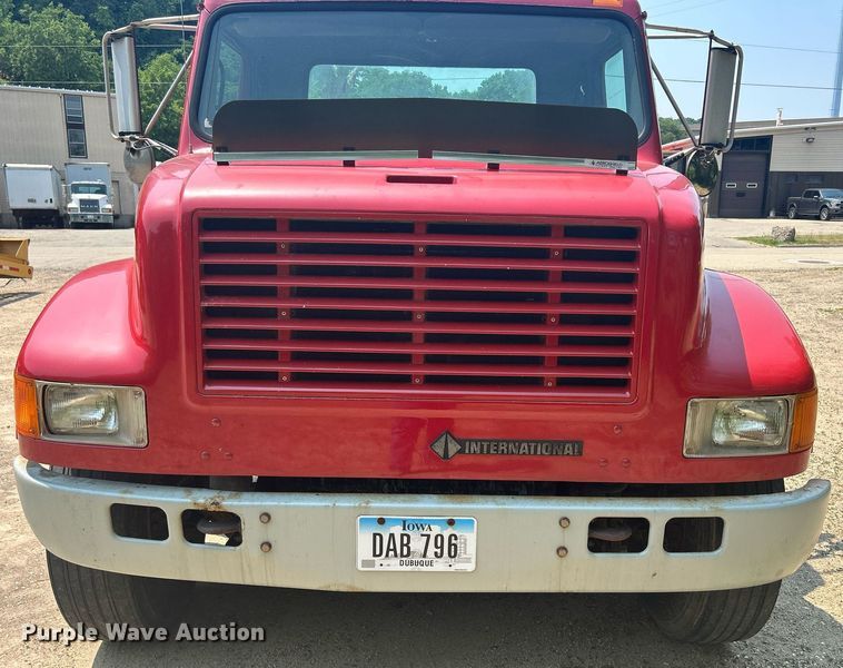 image for item DR4717 1999 International 4700  truck cab and chassis