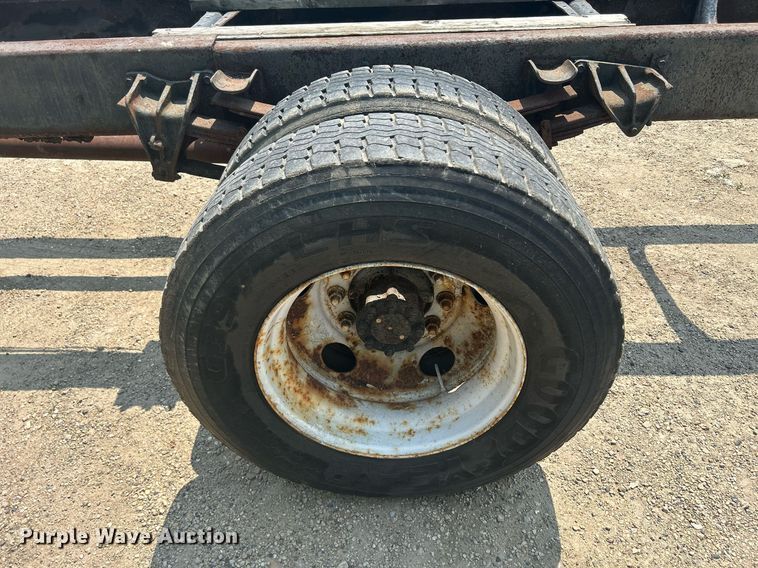 image for item DR4717 1999 International 4700  truck cab and chassis