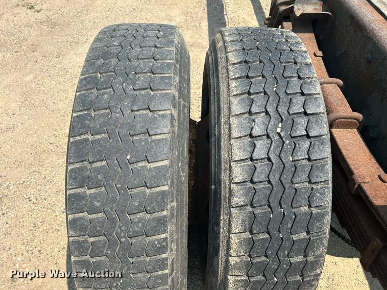 image for item DR4717 1999 International 4700  truck cab and chassis