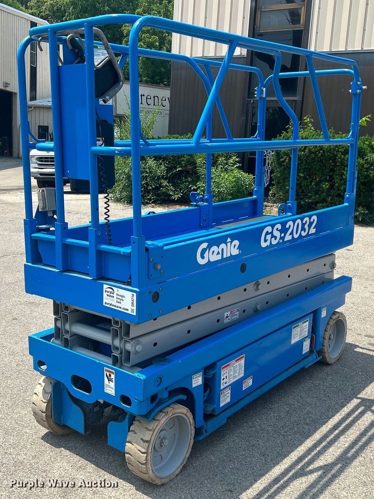 image for item DR4718 2000 Genie GS-2032  scissor lift