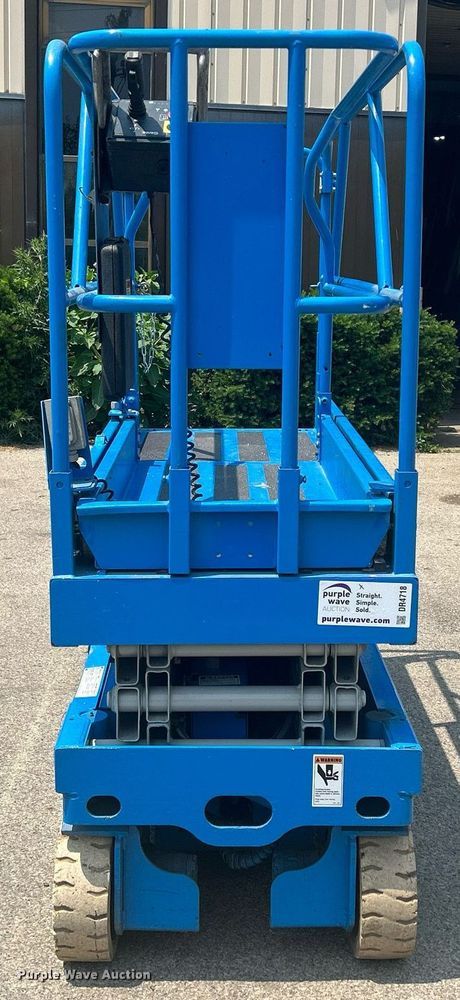 image for item DR4718 2000 Genie GS-2032  scissor lift