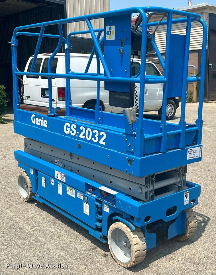image for item DR4718 2000 Genie GS-2032  scissor lift