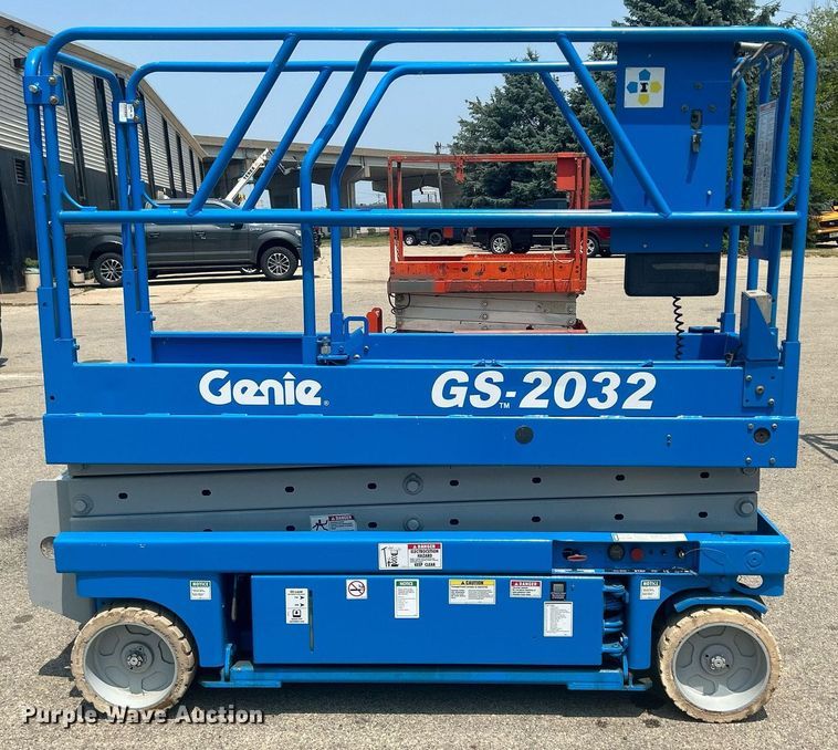 image for item DR4718 2000 Genie GS-2032  scissor lift