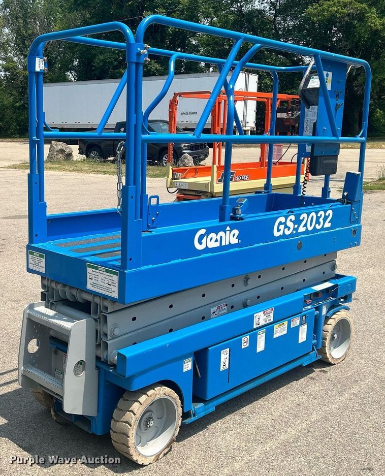 image for item DR4718 2000 Genie GS-2032  scissor lift