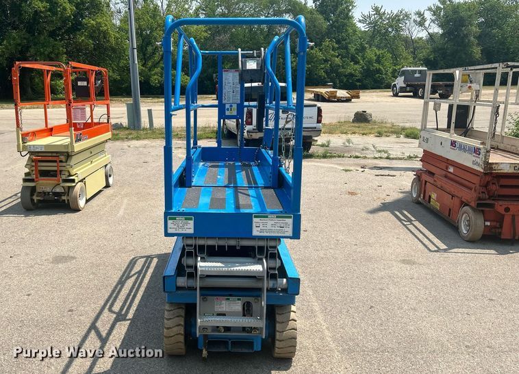 image for item DR4718 2000 Genie GS-2032  scissor lift