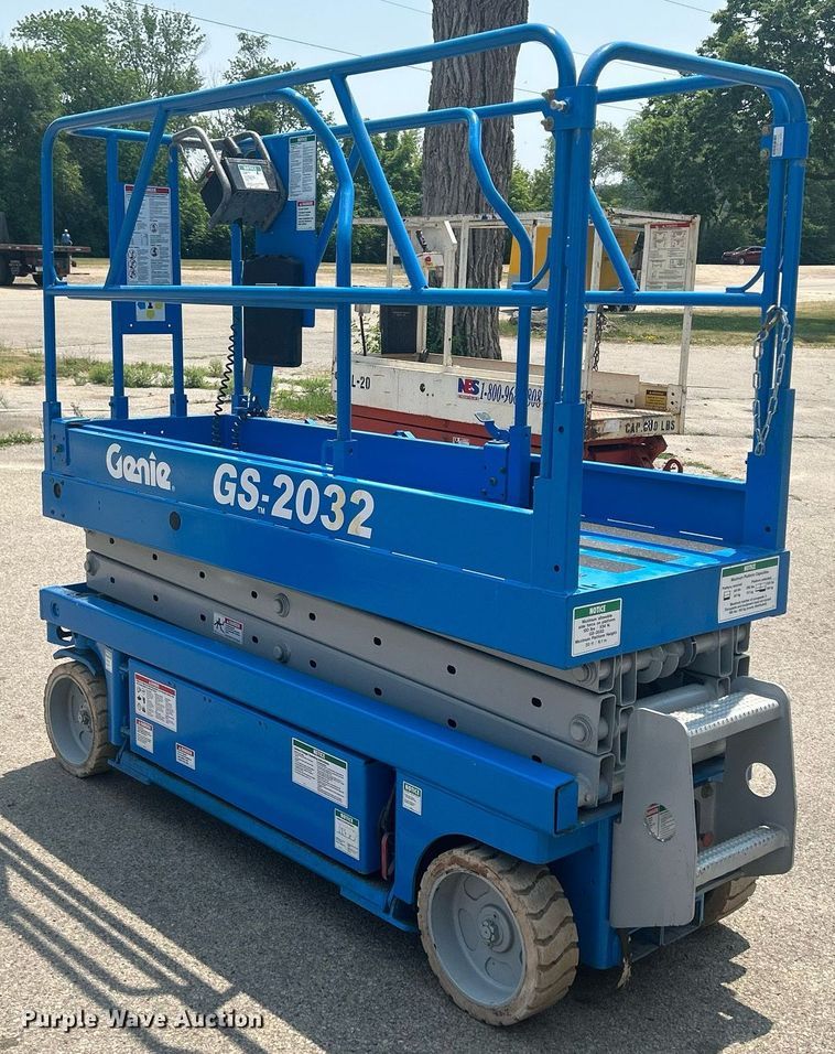 image for item DR4718 2000 Genie GS-2032  scissor lift