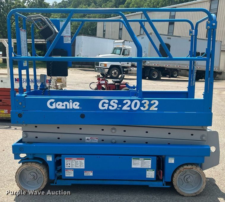 image for item DR4718 2000 Genie GS-2032  scissor lift