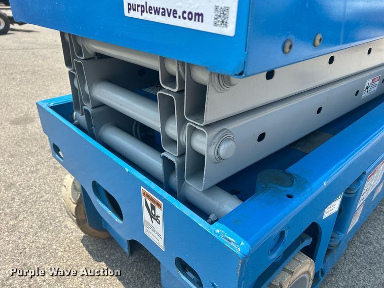 image for item DR4718 2000 Genie GS-2032  scissor lift