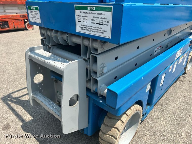 image for item DR4718 2000 Genie GS-2032  scissor lift